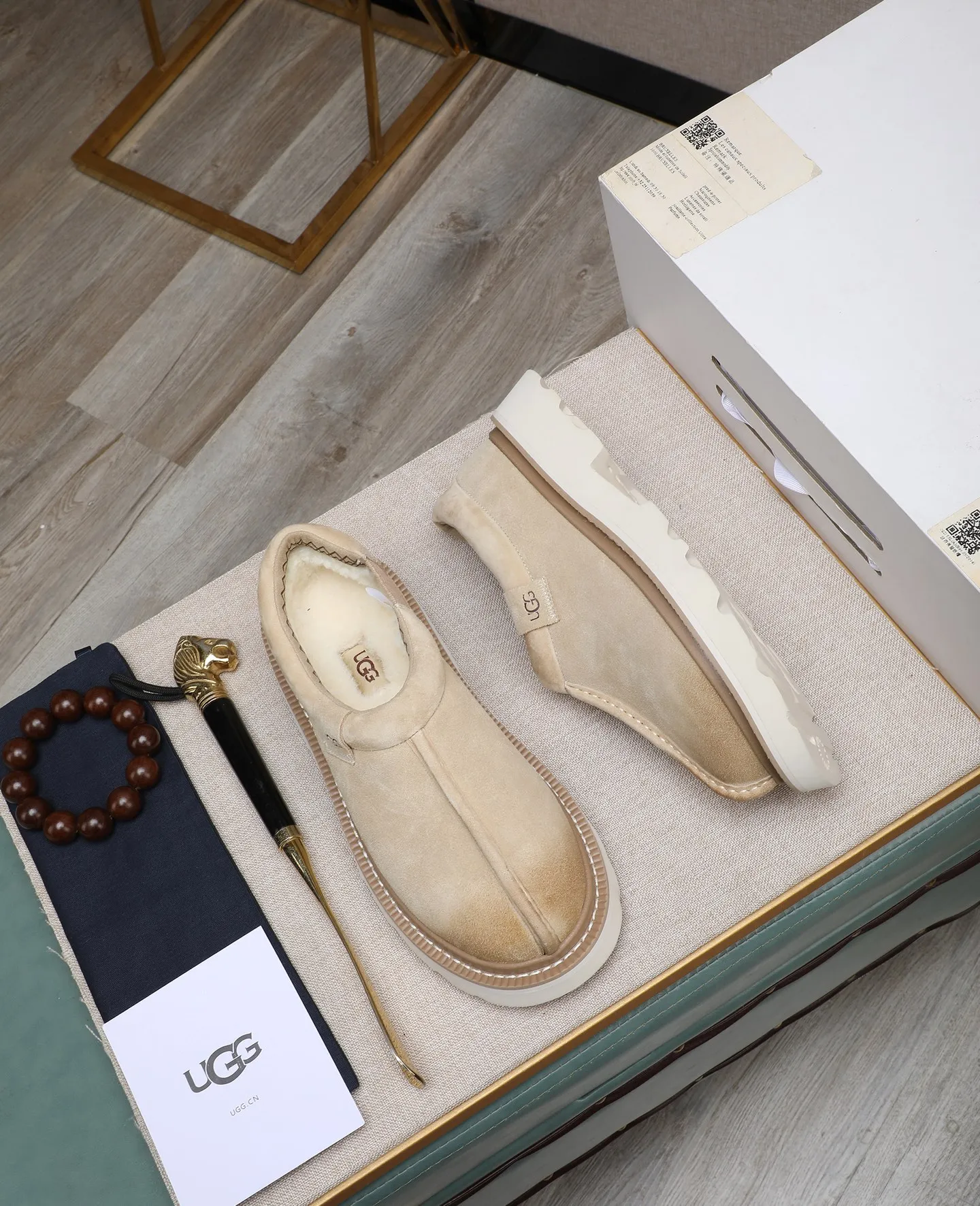 Men's men's shoes 💰580 (full genuine wool lining, 10% off for fake ones) Please note the quality of the original order and compare the thickness of the wool 🏮🏮 Popular UGG from Australia's warm luxury brand men's shoes, the official website is synchronized, Beckham men's style..., made of imported top-layer waxed cowhide, waxed toe cap, Australian real wool velvet lining Carefully sewn...Imported rubber Martin boots outsole (comfortable, soft, wear-resistant) The quality is really great...Exquisite workmanship, you won't be able to put it down at first sight, size 39-44 (customized in 45)
